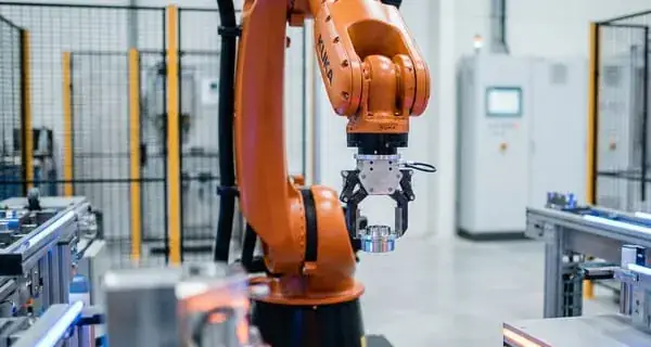 Industrial robot cell in a production facility